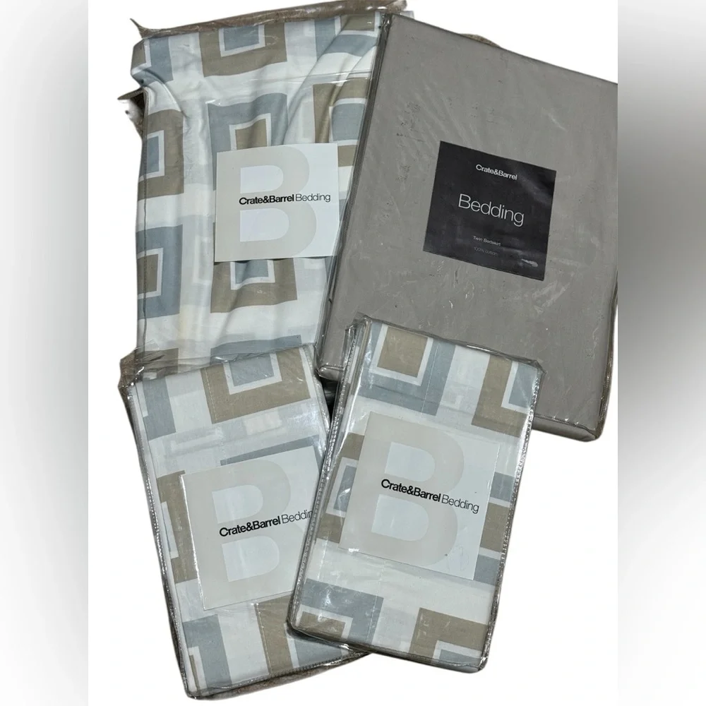 Crate & Barrel Times Square twin set 1 duvet cover,2 standard shams &1 bedskirt